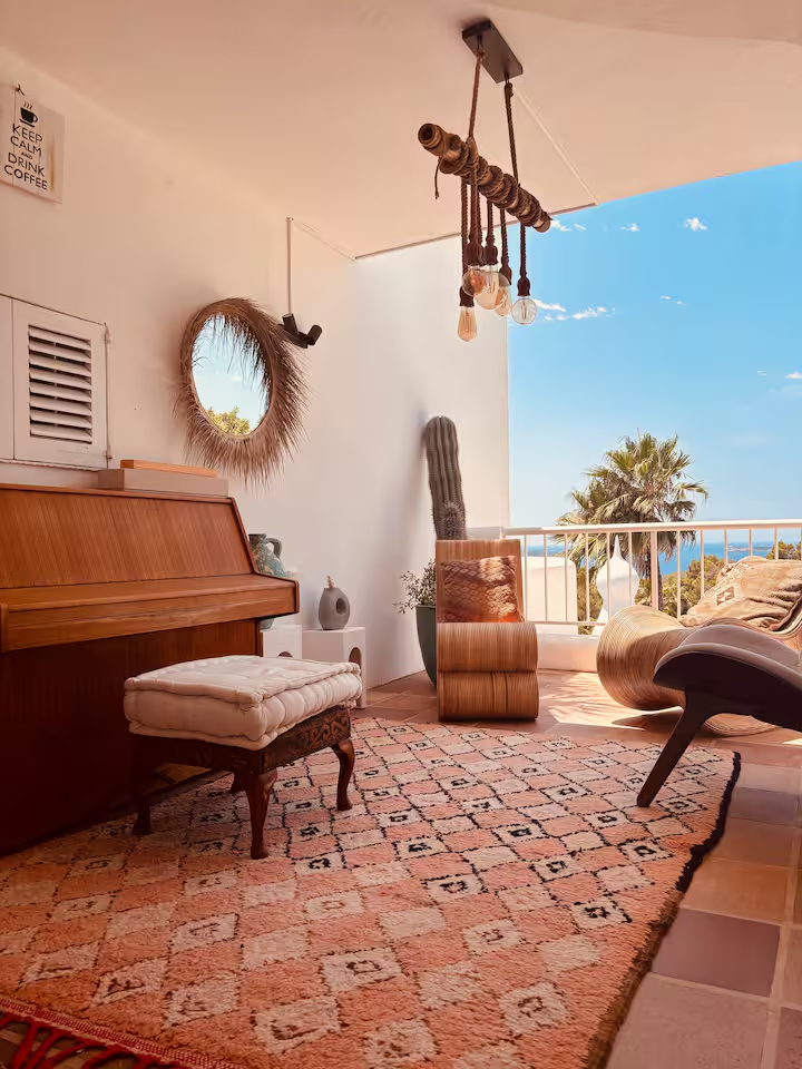 Piano corner with Berber rug and sea view balcony
